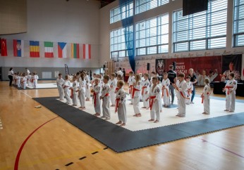 Rywalizacja młodych karateków w Międzyklubowym Turnieju Przyjaźni