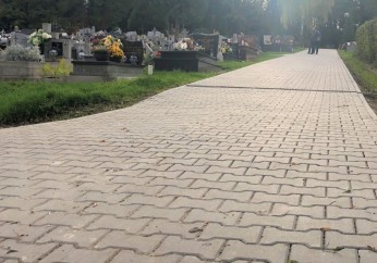 Renowacja głównej alejki na cmentarzu w Osieczanach