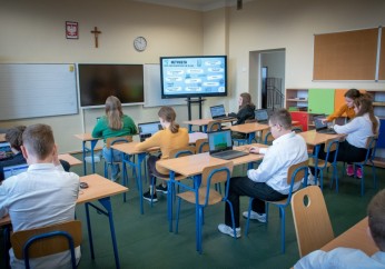 Nowy sprzęt dla szkół z Borzęty i Jasienicy w ramach „Pracowni Kompetencji Cyfrowych”