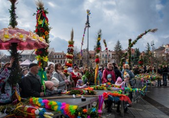 Barwny Wielkanocny Konkurs Palm na myślenickim Rynku