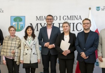 Burmistrz podpisał umowy na wsparcie Orkiestr oraz Ziemi Myślenickiej