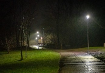 Biegać i spacerować nad Rabą można też wieczorem i nocą, ścieżka pieszo-rowerowa oświetlona!