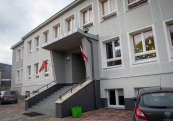 Nowa elewacja budynku Szkoły Podstawowej w Porębie